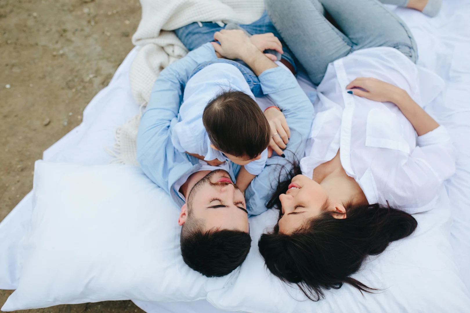 happy-family-relaxing-together-on-the-mattress-2024-11-01-00-58-16-utc Retratos Familiares